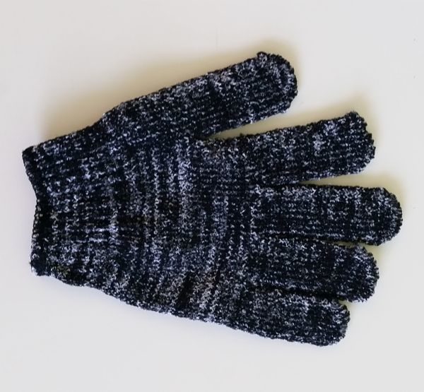 Peeling glove with bamboo charcoal fiber